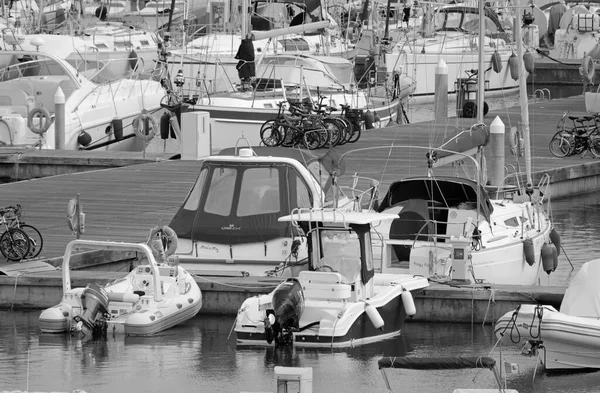 イタリア シチリア島 地中海 マリーナ ラグーザ ラグーザ州 2020年9月15日 港内のモーターボートや豪華ヨット Editorial — ストック写真