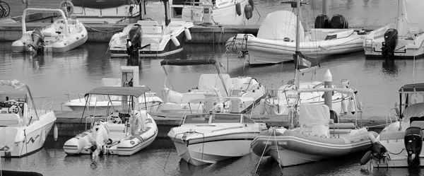 イタリア シチリア島 地中海 マリーナ ラグーザ ラグーザ州 2020年9月15日 港内のモーターボートや豪華ヨット Editorial — ストック写真