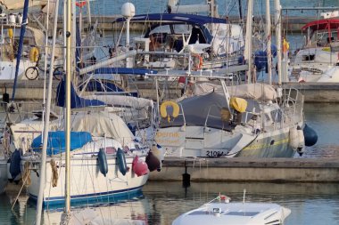 İtalya, Sicilya, Akdeniz, Marina di Ragusa (Ragusa ili); 15 Eylül 2020, limanda lüks yatlar - EDITORIAL