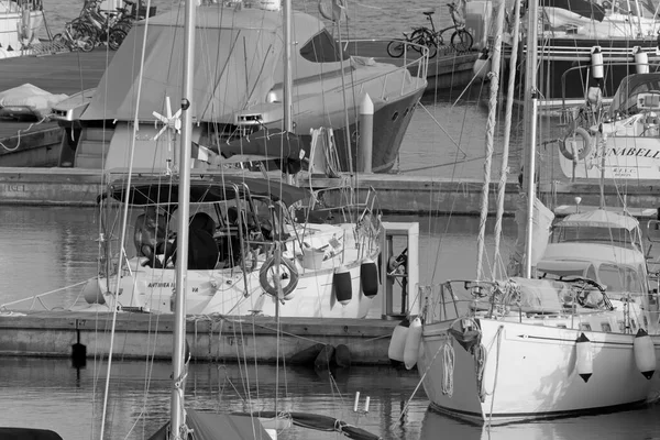 イタリア シチリア島 地中海 マリーナ ラグーザ ラグーザ州 9月2020 ポート内の高級ヨット Editorial — ストック写真