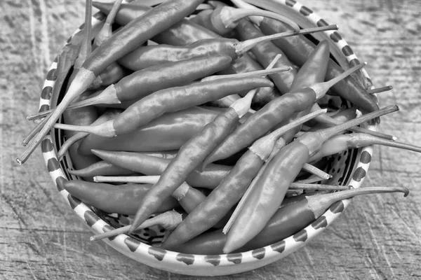 Italia Sicilia Chiles Picantes Rojos Sicilianos Frescos Tazón Sobre Una —  Fotos de Stock