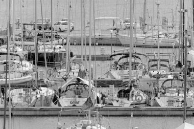 İtalya, Sicilya, Akdeniz, Marina di Ragusa (Ragusa Eyaleti); 16 Eylül 2020, limandaki insanlar ve yelkenliler - EDITORIAL