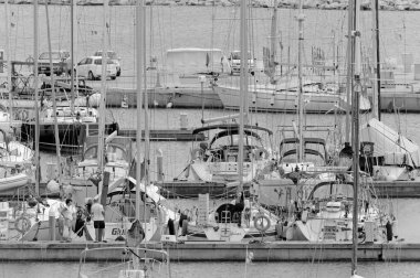 İtalya, Sicilya, Akdeniz, Marina di Ragusa (Ragusa Eyaleti); 16 Eylül 2020, limandaki insanlar ve yelkenliler - EDITORIAL