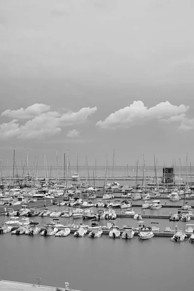 Italien Sicilien Medelhavet Marina Ragusa Ragusaprovinsen Motorbåtar Och Lyxbåtar Hamnen — Stockfoto