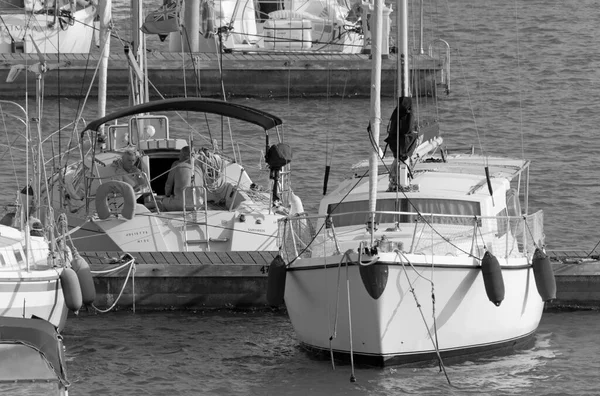 イタリア シチリア島 地中海 マリーナ ラグーザ ラグーザ州 9月2020 ポート内のセーリングボート上のカップル 編集部 — ストック写真