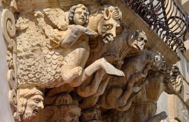 İtalya, Sicilya, Scicli (Ragusa ili), Unesco Baroque Fava Sarayı cephesi, bir balkon altında süslü heykeller (M.S. 18..)