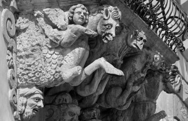 İtalya, Sicilya, Scicli (Ragusa ili), Unesco Baroque Fava Sarayı cephesi, bir balkon altında süslü heykeller (M.S. 18..)