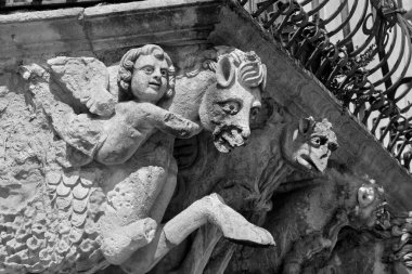 İtalya, Sicilya, Scicli (Ragusa ili), Unesco Baroque Fava Sarayı cephesi, bir balkon altında süslü heykeller (M.S. 18..)