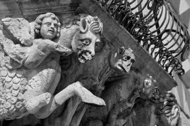 İtalya, Sicilya, Scicli (Ragusa ili), Unesco Baroque Fava Sarayı cephesi, bir balkon altında süslü heykeller (M.S. 18..)
