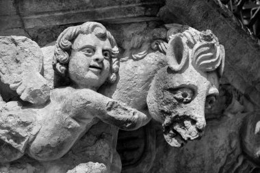 İtalya, Sicilya, Scicli (Ragusa ili), Unesco Baroque Fava Sarayı cephesi, bir balkon altında süslü heykeller (M.S. 18..)