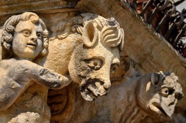 İtalya, Sicilya, Scicli (Ragusa ili), Unesco Baroque Fava Sarayı cephesi, bir balkon altında süslü heykeller (M.S. 18..)