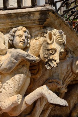 İtalya, Sicilya, Scicli (Ragusa ili), Unesco Baroque Fava Sarayı cephesi, bir balkon altında süslü heykeller (M.S. 18..)