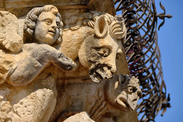 İtalya, Sicilya, Scicli (Ragusa ili), Unesco Baroque Fava Sarayı cephesi, bir balkon altında süslü heykeller (M.S. 18..)