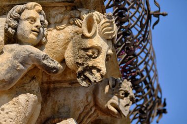 İtalya, Sicilya, Scicli (Ragusa ili), Unesco Baroque Fava Sarayı cephesi, bir balkon altında süslü heykeller (M.S. 18..)