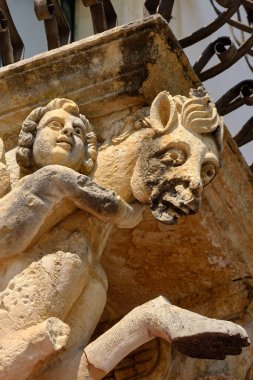 İtalya, Sicilya, Scicli (Ragusa ili), Unesco Baroque Fava Sarayı cephesi, bir balkon altında süslü heykeller (M.S. 18..)