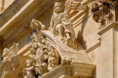 İtalya, Sicilya, Scicli (Ragusa Eyaleti), St. Ignazio Katedrali 'nin ön cephesindeki dini heykeller (1803 A.C..)