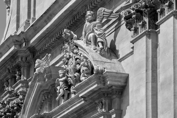 İtalya, Sicilya, Scicli (Ragusa Eyaleti), St. Ignazio Katedrali 'nin ön cephesindeki dini heykeller (1803 A.C..)