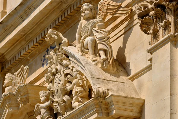 İtalya, Sicilya, Scicli (Ragusa Eyaleti), St. Ignazio Katedrali 'nin ön cephesindeki dini heykeller (1803 A.C..)