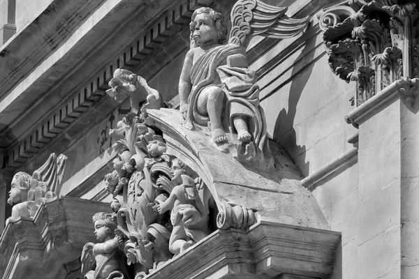 İtalya, Sicilya, Scicli (Ragusa Eyaleti), St. Ignazio Katedrali 'nin ön cephesindeki dini heykeller (1803 A.C..)