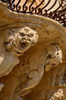 İtalya, Sicilya, Scicli (Ragusa ili), Barok Beneventano Sarayı 'nın balkonunun altında süslü heykeller (18. yüzyıl A.C..)