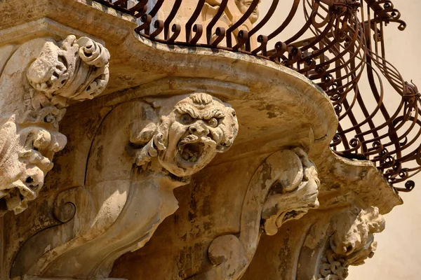 Itália Sicília Scicli Província Ragusa Estátuas Ornamentais Sob Uma Varanda — Fotografia de Stock