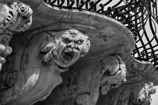 Italia Sicilia Scicli Ragusa Statue Ornamentali Sotto Balcone Del Palazzo — Foto Stock