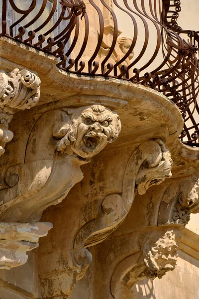 Ιταλία Σικελία Scicli Επαρχία Ragusa Διακοσμητικά Αγάλματα Κάτω Από Μπαλκόνι — Φωτογραφία Αρχείου