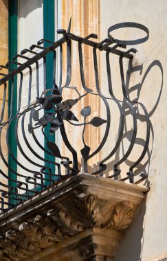 İtalya, Sicilya, Scicli (Ragusa ili), barok saray cephesi ve balkonu (18. yüzyıl A.C..)