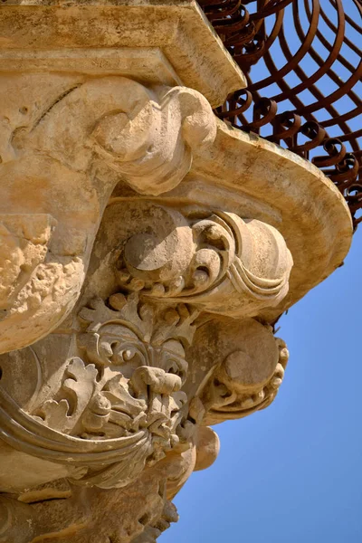 Италия Сицилия Шикли Провинция Рагуза Декоративные Статуи Балконом Барочного Дворца — стоковое фото