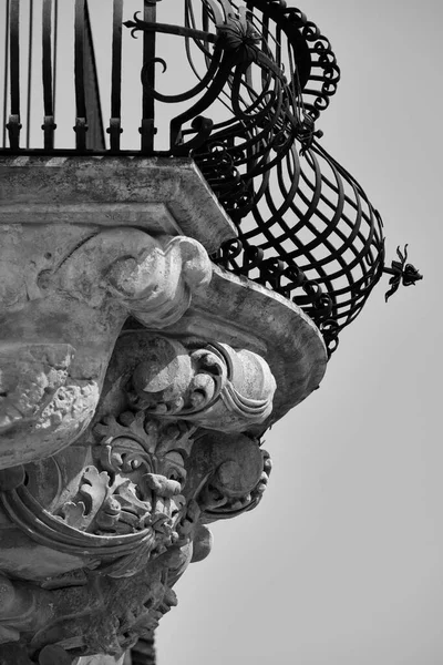 Italia Sicilia Scicli Ragusa Statue Ornamentali Sotto Balcone Del Palazzo — Foto Stock