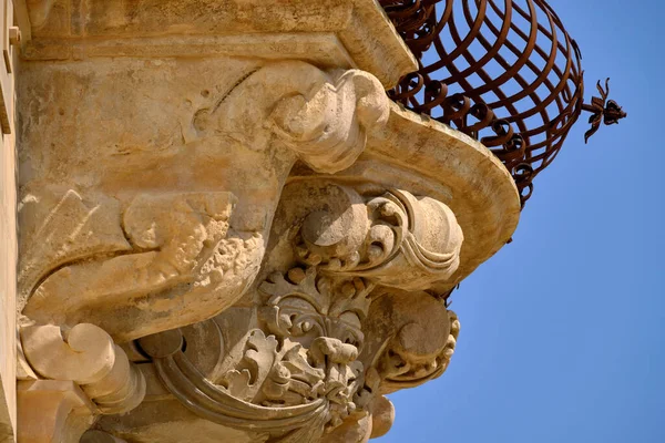 Itália Sicília Scicli Província Ragusa Estátuas Ornamentais Sob Uma Varanda — Fotografia de Stock