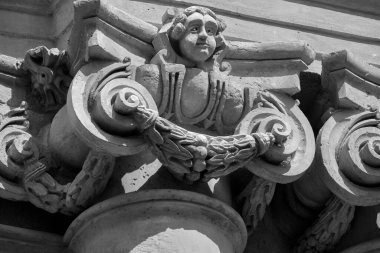 İtalya, Sicilya, Scicli (Ragusa Eyaleti), St. John Katedral Barok cephesi (1803 A.C.), sütun ve süs heykeli