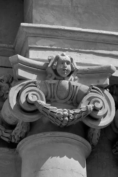 İtalya, Sicilya, Scicli (Ragusa Eyaleti), St. John Katedral Barok cephesi (1803 A.C.), sütun ve süs heykeli