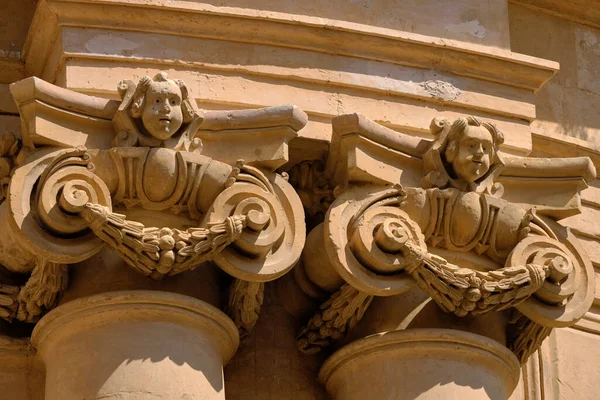 İtalya, Sicilya, Scicli (Ragusa Eyaleti), St. John Katedral Barok cephesi (1803 A.C.), sütunlar ve süslemeli heykeller