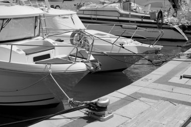 İtalya, Sicilya, Akdeniz, Marina di Ragusa (Ragusa ili); 18 Eylül 2020, limanda lüks yatlar - EDITORIAL