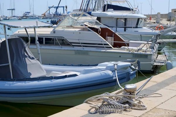 İtalya, Sicilya, Akdeniz, Marina di Ragusa (Ragusa Eyaleti); limanda motorlu tekne ve lüks yatlar 