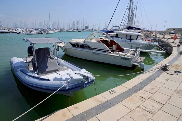 意大利 西西里 地中海 拉古萨港 拉古萨省 2020年9月18日 港口的汽艇和豪华游艇 Editorial — 图库照片