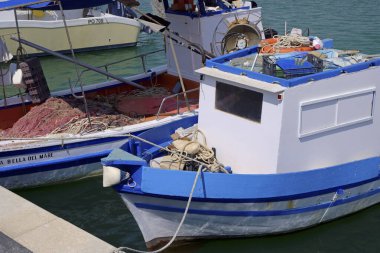 İtalya, Sicilya, Marina di Ragusa (Ragusa Eyaleti), limanda tahtadan balıkçı tekneleri 