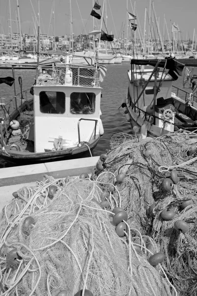 İtalya, Sicilya, Marina di Ragusa (Ragusa Eyaleti), Sicilya tahtadan balıkçı tekneleri, balıkçı ağları ve limanda lüks yatlar 