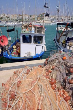 İtalya, Sicilya, Marina di Ragusa (Ragusa Eyaleti), Sicilya tahtadan balıkçı tekneleri, balıkçı ağları ve limanda lüks yatlar 
