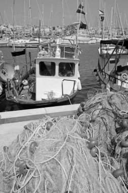 İtalya, Sicilya, Marina di Ragusa (Ragusa Eyaleti), Sicilya tahtadan balıkçı tekneleri, balıkçı ağları ve limanda lüks yatlar 