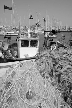İtalya, Sicilya, Marina di Ragusa (Ragusa Eyaleti), Sicilya tahtadan balıkçı tekneleri, balıkçı ağları ve limanda lüks yatlar 