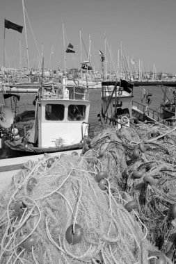 İtalya, Sicilya, Marina di Ragusa (Ragusa Eyaleti), Sicilya tahtadan balıkçı tekneleri, balıkçı ağları ve limanda lüks yatlar 