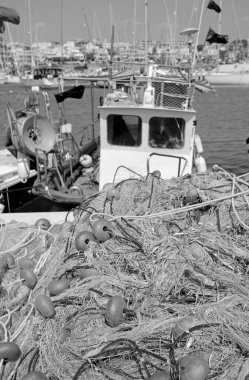 İtalya, Sicilya, Marina di Ragusa (Ragusa Eyaleti), Sicilya tahtadan balıkçı tekneleri, balıkçı ağları ve limanda lüks yatlar 