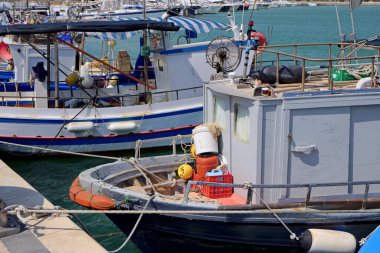 İtalya, Sicilya, Marina di Ragusa (Ragusa Eyaleti), limanda tahtadan balıkçı tekneleri ve lüks yatlar 