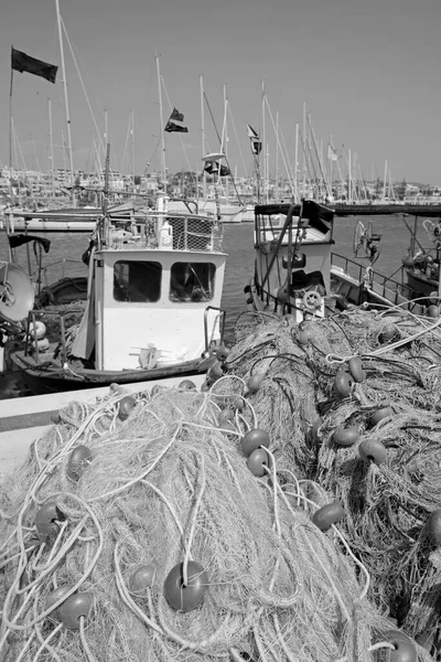 İtalya, Sicilya, Marina di Ragusa (Ragusa Eyaleti), Sicilya tahtadan balıkçı tekneleri, balıkçı ağları ve limanda lüks yatlar 