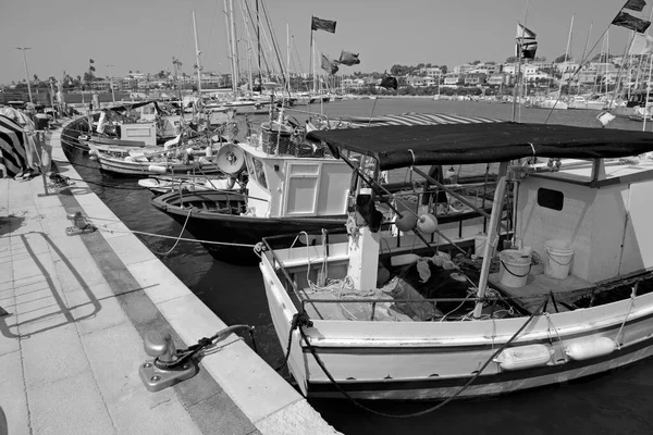 イタリア シチリア島 マリーナ ラグーザ ラグーザ州 シチリアの木製漁船と港の豪華ヨット — ストック写真