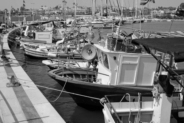 Italien Sicilien Marina Ragusa Ragusaprovinsen Sicilianska Träfiskefartyg Och Lyxbåtar Hamnen — Stockfoto