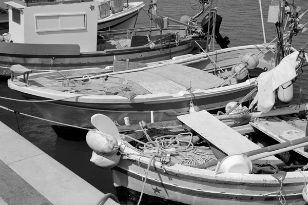 イタリア シチリア島 マリーナ ラグーザ ラグーザ州 港内のシチリアの木製漁船 — ストック写真