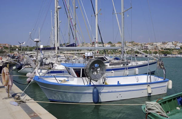 イタリア シチリア島 マリーナ ラグーザ ラグーザ州 9月2020 港でのシチリア漁船や豪華ヨット 編集部 — ストック写真